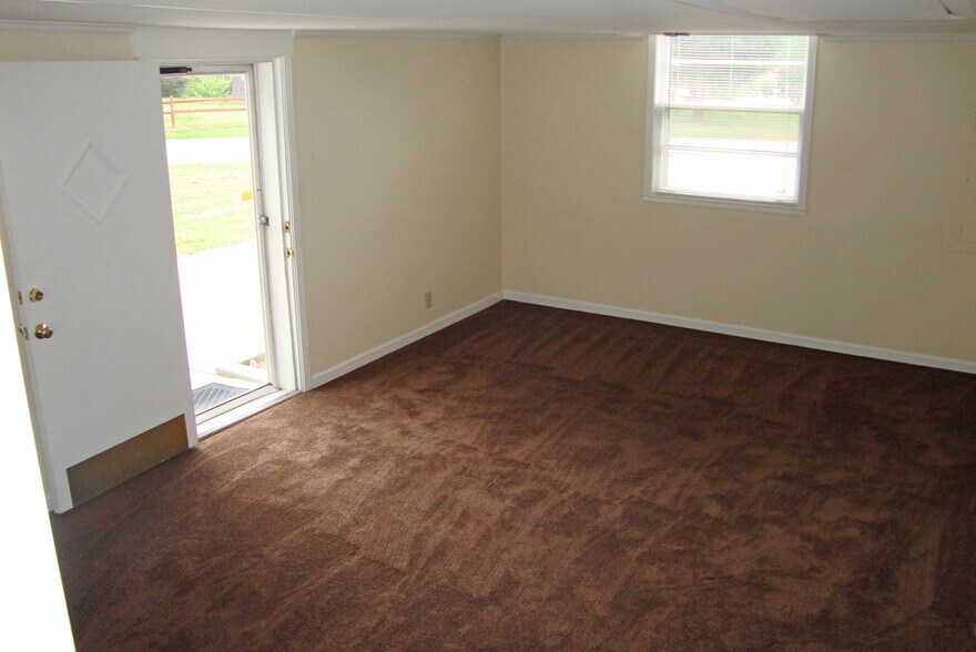 Building Photo - 4925 Hopedale Dr