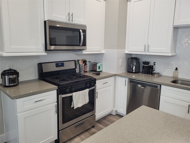 Building Photo - 240 Julia St