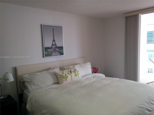 Building Photo - 1200 Brickell Bay Dr