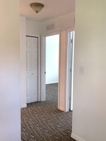 Building Photo - 980 NE 33rd Ter