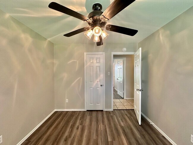 Building Photo - Stoneridge Duplex 454/452