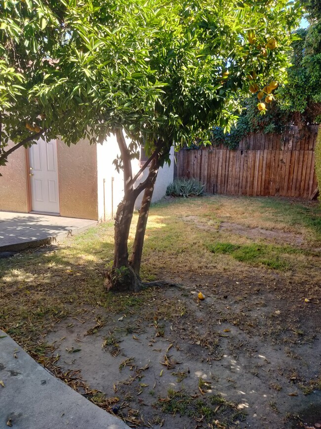 Building Photo - 15235 La Maida St