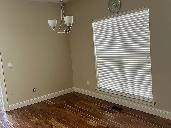 Building Photo - Great 4BR home near Brentwood