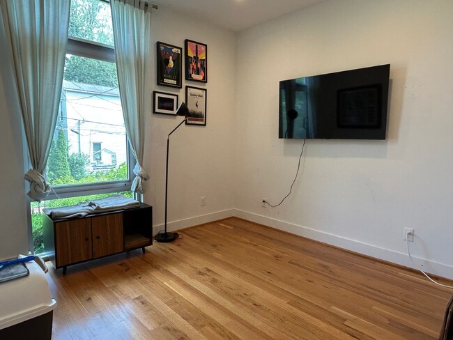 Building Photo - Modern 3 Bed 3 Bath Highlands Home