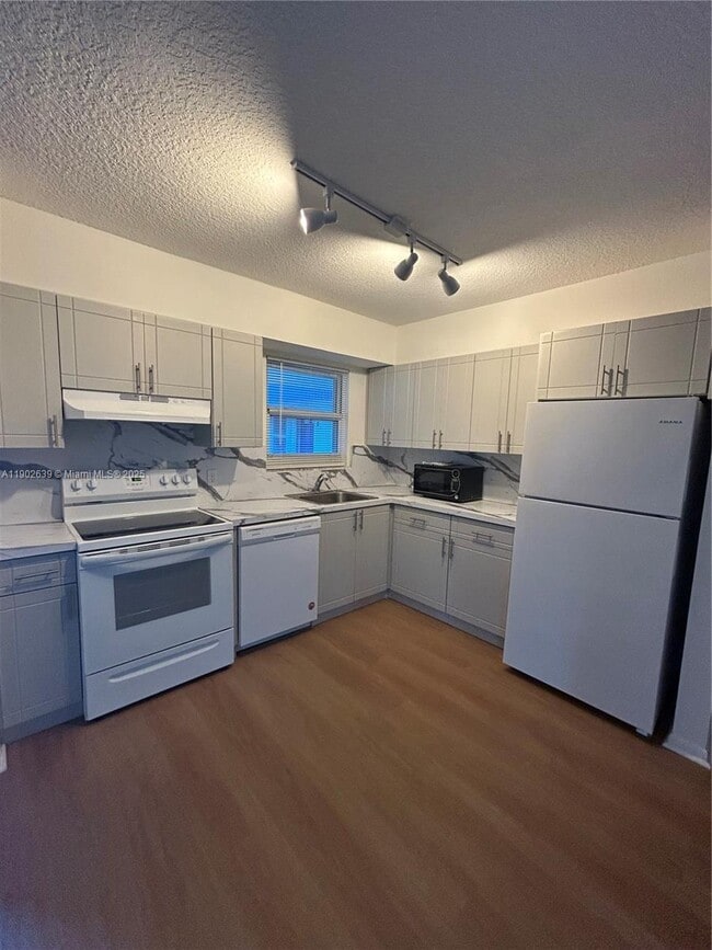 Primary Photo - 305 Lewis Ln