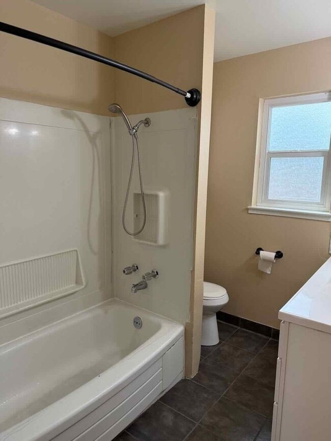 Building Photo - Updated 2 Bed/1 Bath 900 Sq.ft Duplex with...