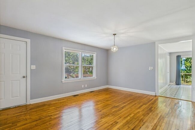 Building Photo - Charming Ranch Home with Bonus Studio & Ou...