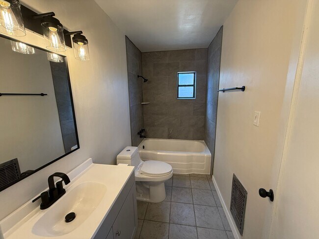 Building Photo - 1835 Palomas Dr NE