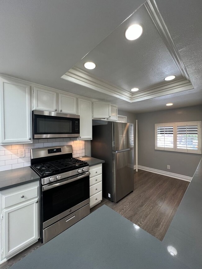 Building Photo - Tri-Level 2bed 2bath Huntington  Beach Home