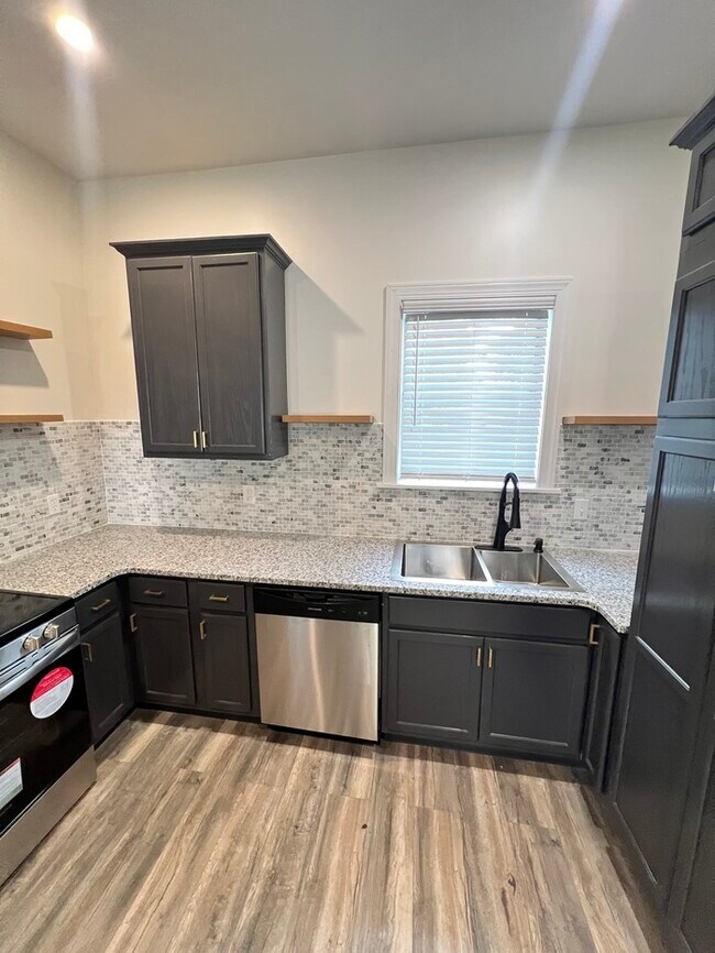 Building Photo - Newly Renovated Rental Home