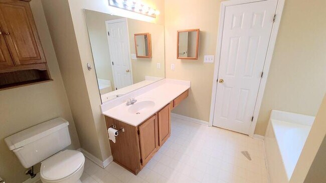 Building Photo - 1009 Friar Tuck Ct