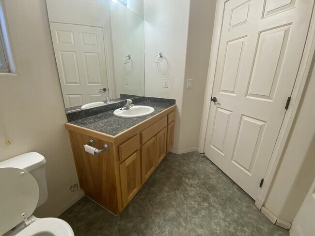 Building Photo - "2-Bedroom Condo in Saint George - Cozy Comfort with Modern Touches!"