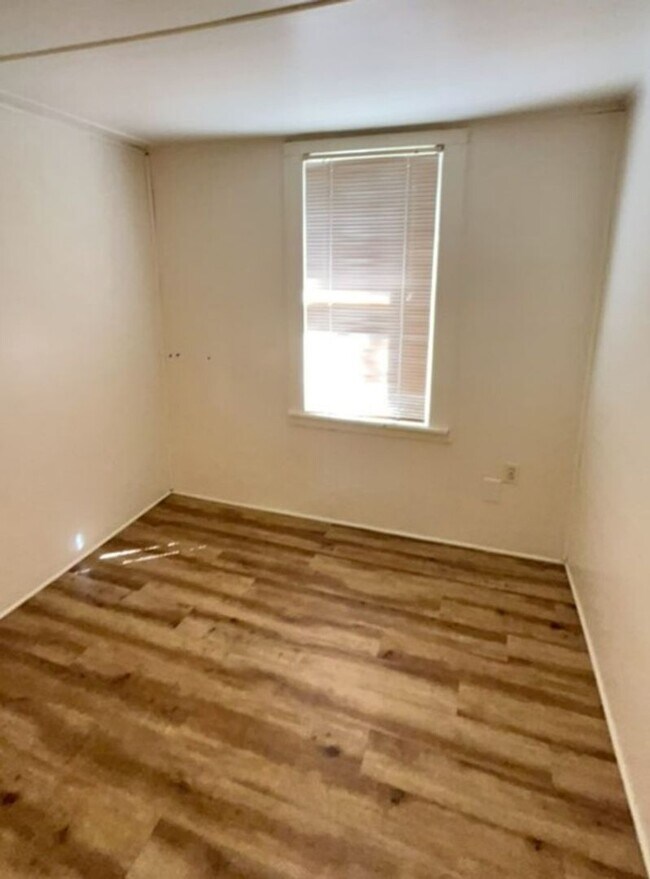 Building Photo - SMALL COTTAGE LIKE HOME IN DESIRABLE WEST ...