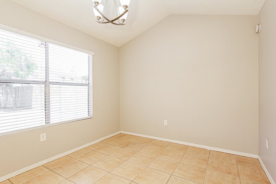 Building Photo - 7848 W Fleetwood Ln