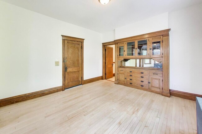 Building Photo - 858 N Wolcott Ave