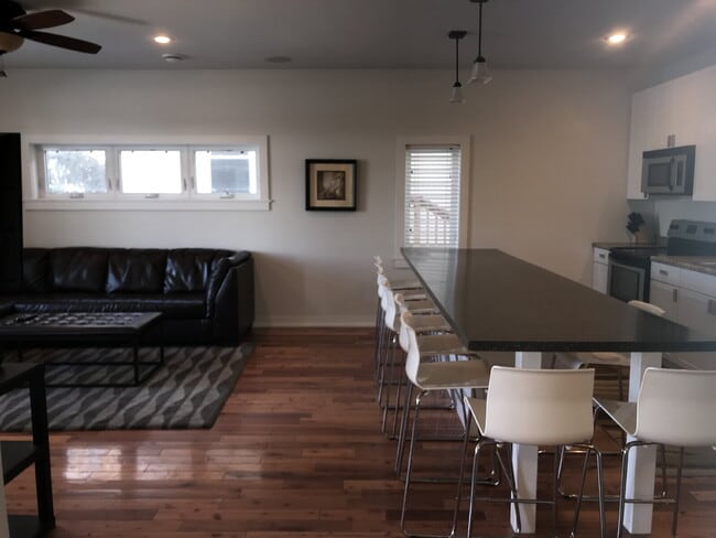 Building Photo - Charming 4-Bed Oasis with Granite Touches & Hardwood Elegance in Minneapolis!