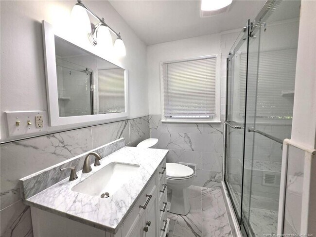Building Photo - 216 Country Club Dr