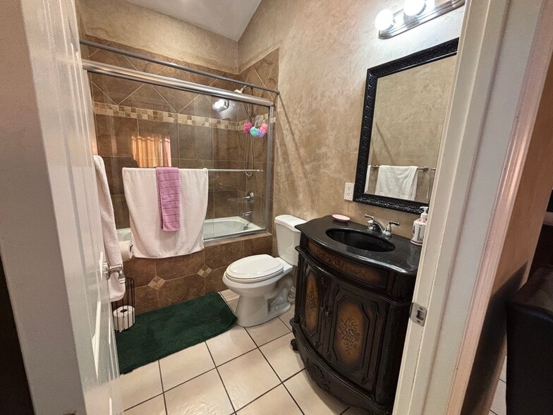 Building Photo - 1817 N Ave 53