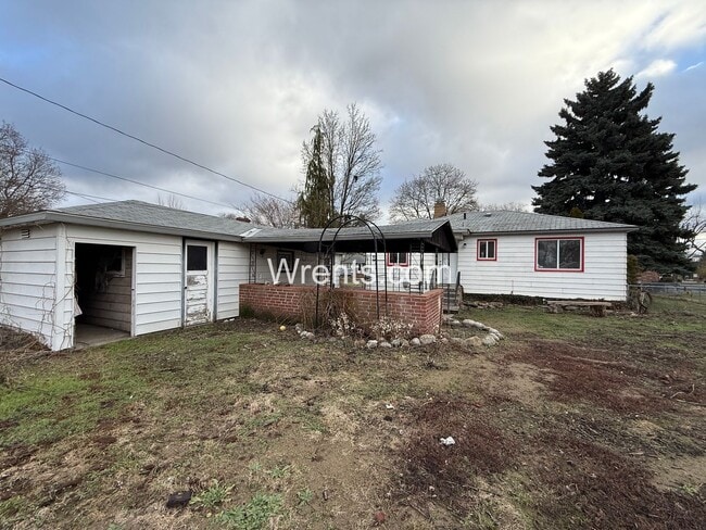 Building Photo - Cute Three Bedroom Home