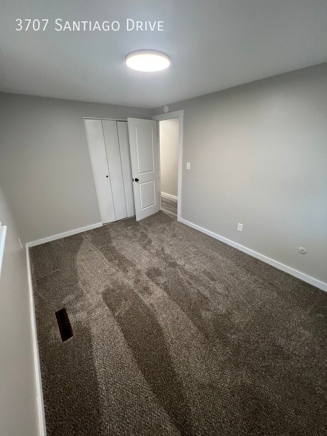 Building Photo - 3707 Santiago Dr