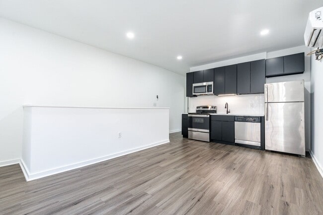 Building Photo - 3003 W Glenwood Ave