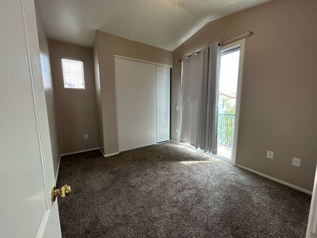 Building Photo - A Beautiful Town Home around the Spring Valley Area.