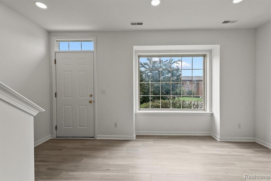 Building Photo - 3094 Camden Dr