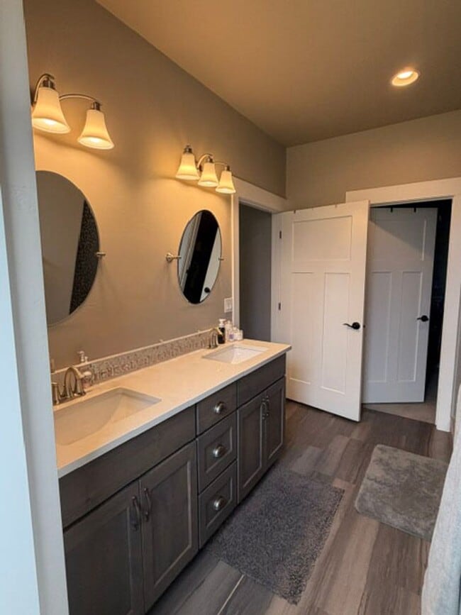 Building Photo - Gorgeous Silverbrook Home