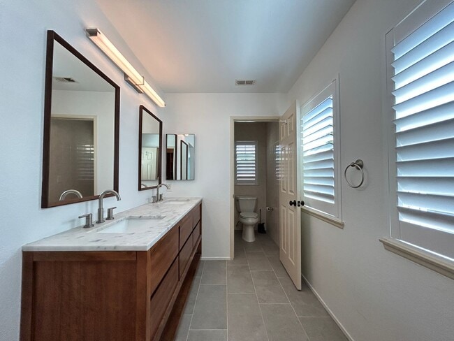 Building Photo - Beautiful 3 Bedroom 3 Bath Townhome with Loft in Orange!
