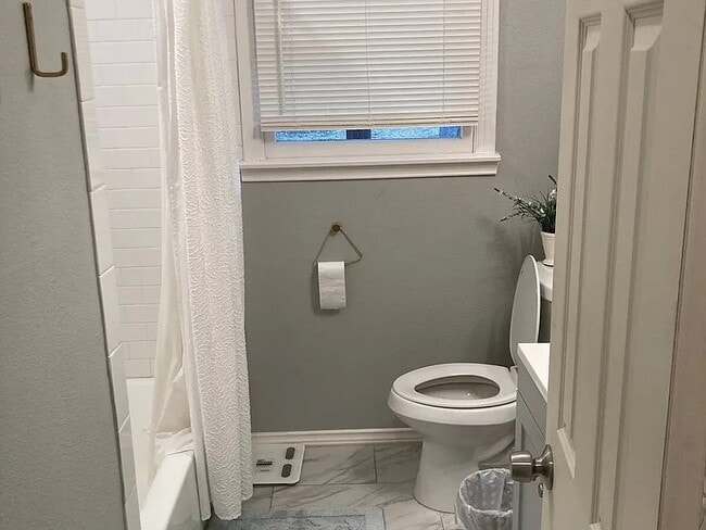 Building Photo - 211 Davidson Dr