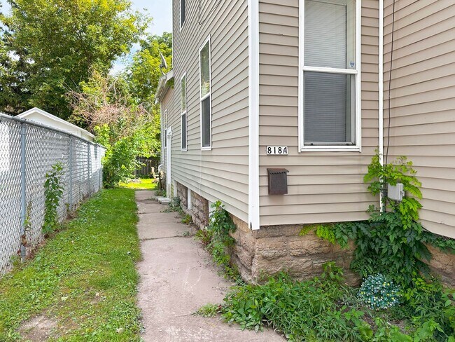 Building Photo - 818/818A Bowen St