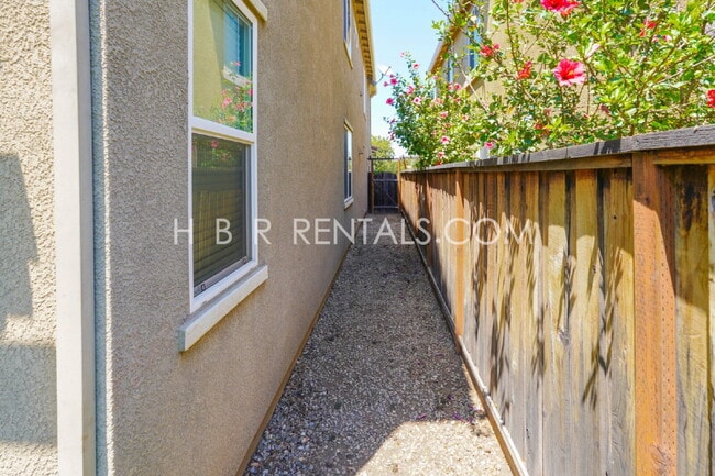 Building Photo - Questa Village: Spacious 3-Bedroom Retreat...