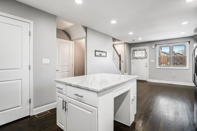 Building Photo - Bright and Beautiful Benning Ridge Abode