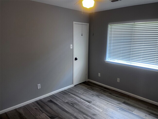 Building Photo - 1810 Village Ct Ln