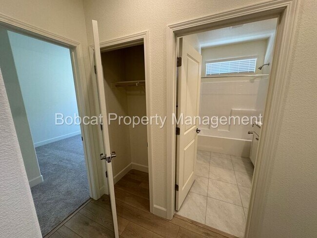 Building Photo - 837 Bravestone Ave