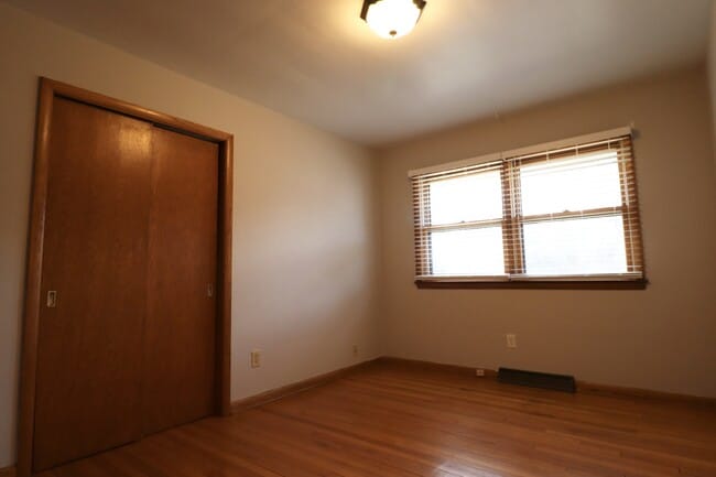 Building Photo - 5331 S La Salle Dr