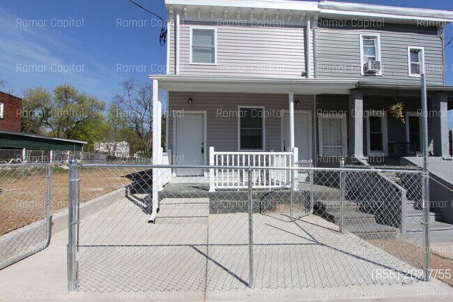 Building Photo - 2927 Thompson St