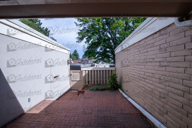 Building Photo - 3342 S Oneida Way