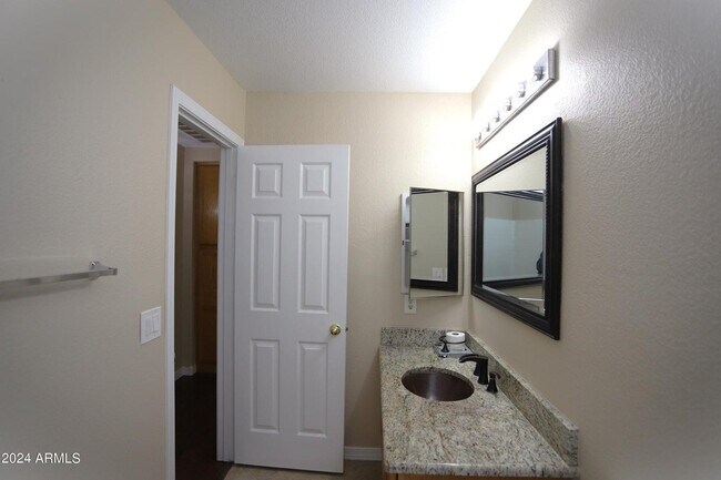 Building Photo - 1130 W Raven Dr