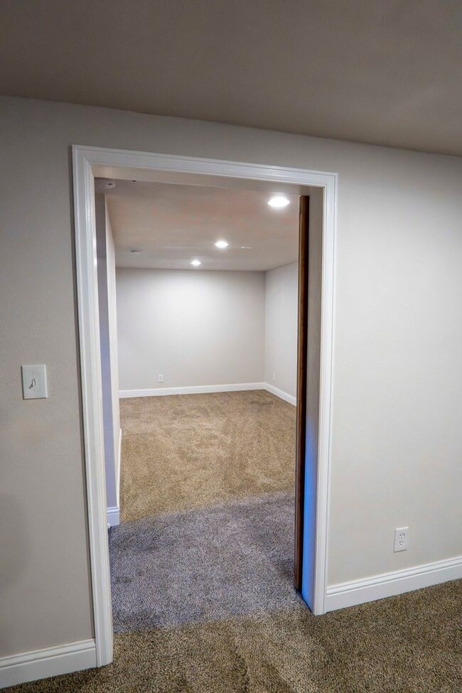 Building Photo - Spacious 3BR Duplex in Lakewood