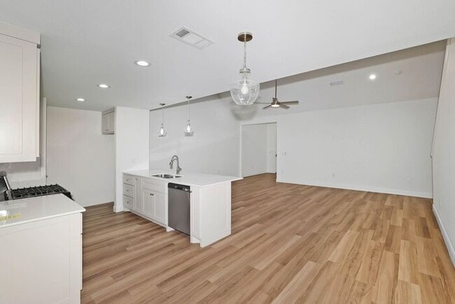 Building Photo - 7612 Woodford Ave