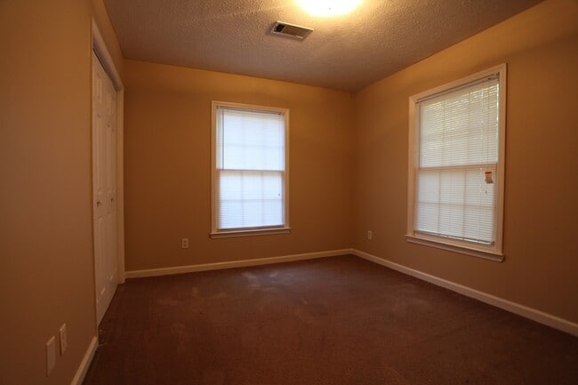 Building Photo - Duplex Available in Kurt Circle!