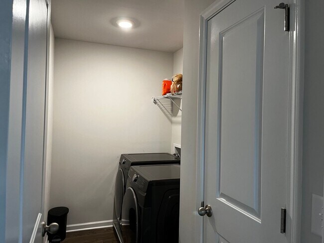 Building Photo - Beautiful 2 story home in the new Lake Tyl...