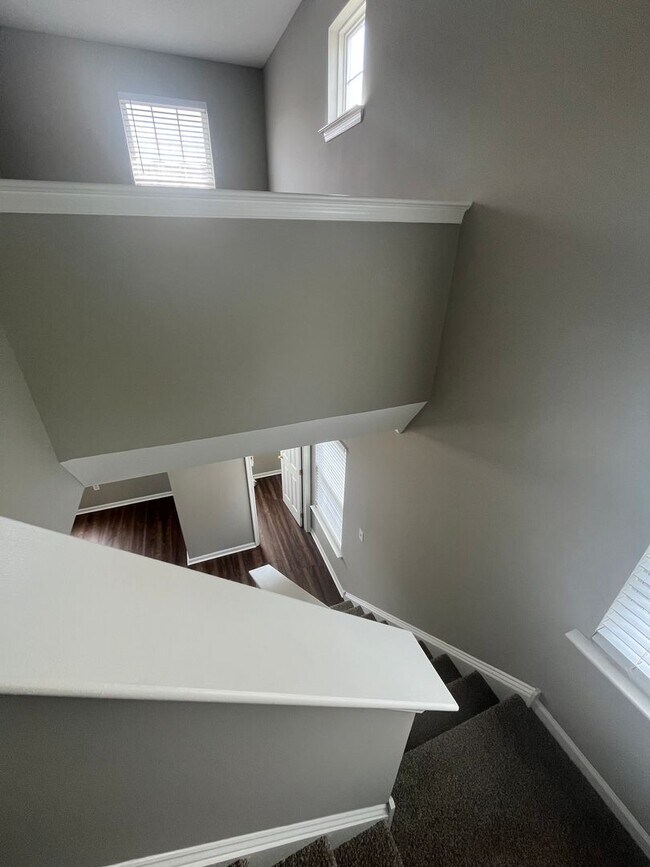 Building Photo - End Unit Townhouse in Brennan Estates- 2 Bedrooms with a bonus space