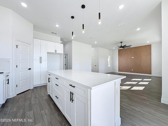 Building Photo - 2121 Broadwater Dr