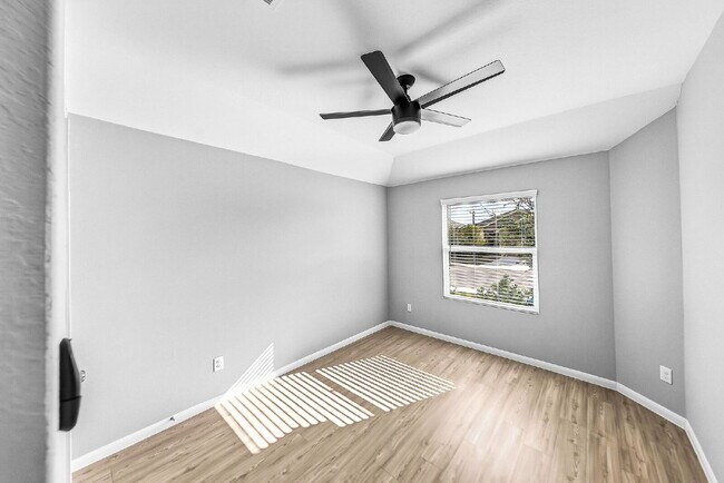 Building Photo - NO CARPET! Up to 1 Month Free Rent with 18-24 Month Lease! No Security Deposit Programs Available.
