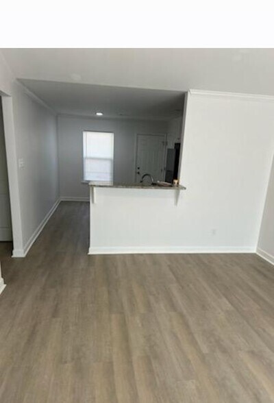 Building Photo - 402 W Cherry St