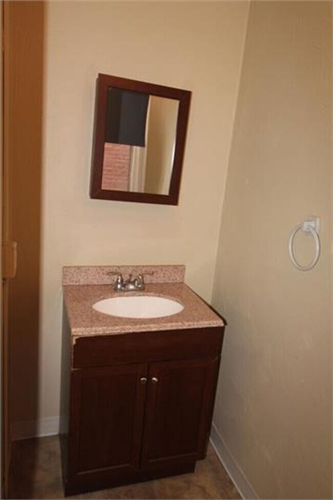 Building Photo - Beautiful Townhome on Quiet Street in the ...