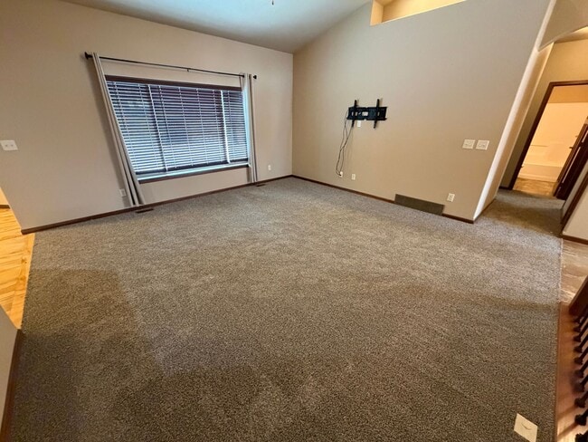 Building Photo - Large Ranch Style Twin Home For Rent