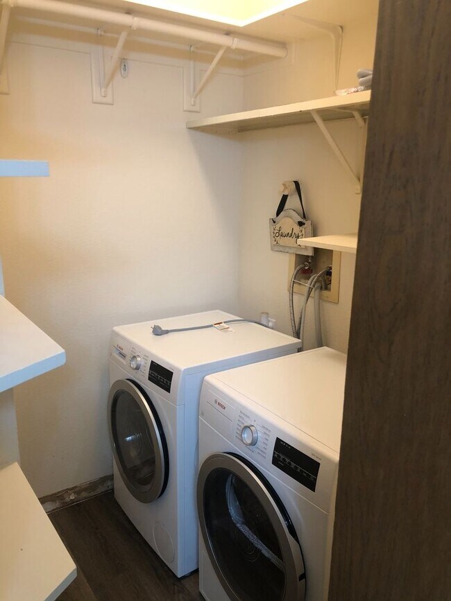 Building Photo - Spacious 2-bedroom Condo-Ground level!